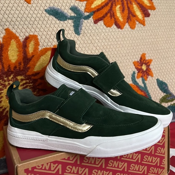 Vans Other - Vans Kyle Pro 2
(Shake Junt) Forest/Gold
VNOA4UW30WC
Men’s sneakers